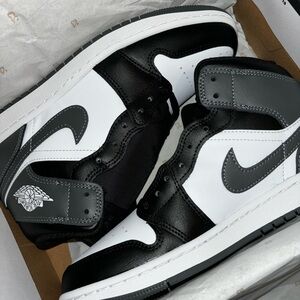 Jordan 1 mids